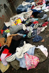 Berlin  Deutschland  Kleidungsstuecke liegen auf der Strasse