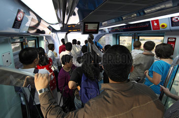 Dubai  Vereinigte Arabische Emirate  Menschen in einem Abteil der Dubai Metro