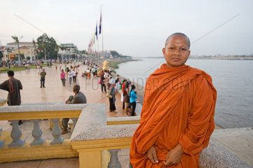 Phnom Penh  Kambodscha  ein buddhistischer Moench an der Uferpromenade