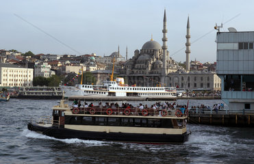 Istanbul  Tuerkei  Blick auf die Neue Moschee  Yeni Cami