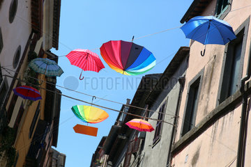 Bomarzo  Italien  Regenschirme haengen bei Sonnenschein an einer Waescheleine
