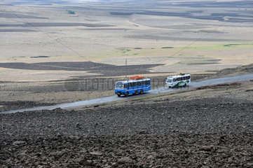 Mangudo  Aethiopien  Busse auf einer Strasse durchs Land