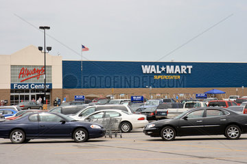 Phillipsburg  USA  Parkplatz vor einem Walmart Supercenter