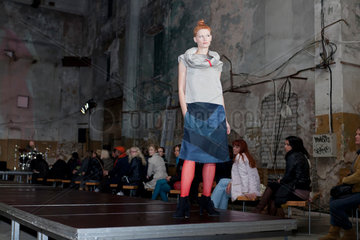 Tallinn  Estland  Modenschau -Trash in Trend- zeigt die neue Kollektion von Reet Aus
