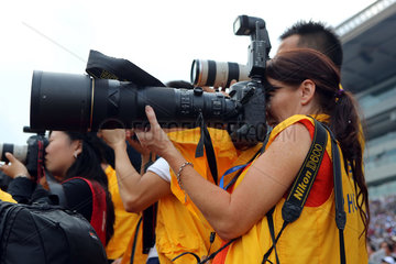 Hong Kong  China  Fotografin arbeitet mit einem Tele-Objektiv
