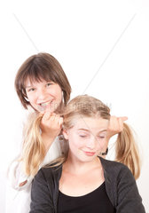 Deutschland  ein Maedchen rauft die Haare ihrer Schwester