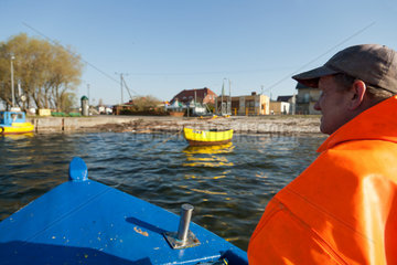 Kussfeld  Polen  kaschubischer Fischer faehrt in den Hafen