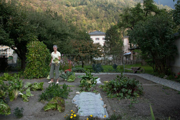 Puschlav  Schweiz  eine Frau arbeitet in ihrem Garten