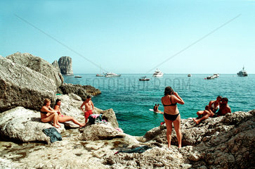 Capri  Menschen am felsigen Strand