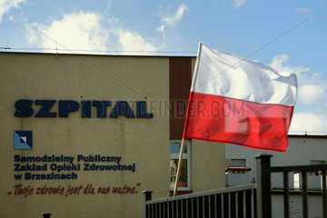 Brzeziny  Polen  polnische Flagge weht vor einem Krankenhaus