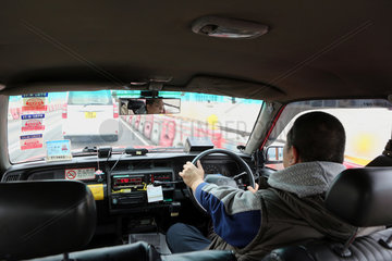 Hong Kong  China  Blick aus einem Taxi auf den Strassenverkehr