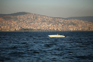 Istanbul  Tuerkei  Schnellboot im Marmarameer vor den Auslaeufern von Istanbul