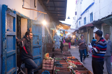 Rabat  Marokko  Menschen auf einem Markt in der Altstadt