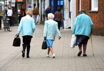 Newmarket  Grossbritannien  alte Frauen laufen eine Strasse entlang