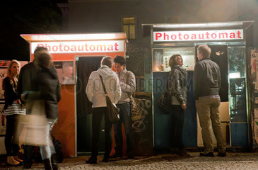 Berlin  Deutschland  Passanten vor zwei Photoautomaten