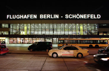 Berlin  Haupteingang des Flughafen Schoenefeld in den fruehen Morgenstunden