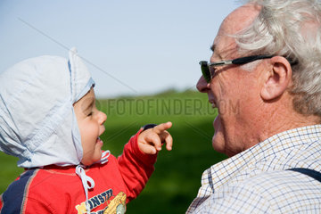 Oesterberg  Deutschland  Grossvater mit seinem Enkelkind