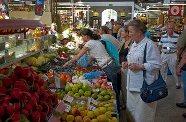 Breslau  Polen  Kunden in der Markthalle im Stadtzentrum