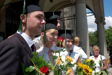 Posen  Polen  Studenten der Adam-Mickiewicz-Universitaet nach der Abschlussfeier
