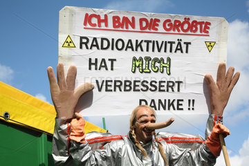 Berlin  Deutschland  Demonstrant mit Schild auf der Anti-Atom-Demonstration