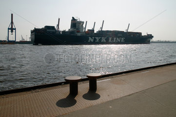 Hamburg  Deutschland  Containerschiff der NYK Line verlaesst den Hamburger Hafen