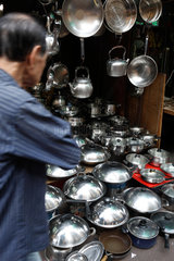 Hongkong  China  Stand mit Kochgeschirr in den Strassen von Sham Shui Po