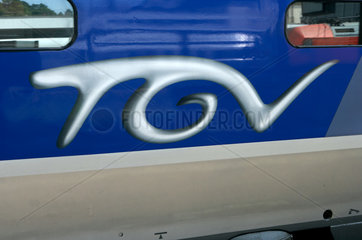 Karlsruhe  Das Logo des TGV auf einem Abteilwagen