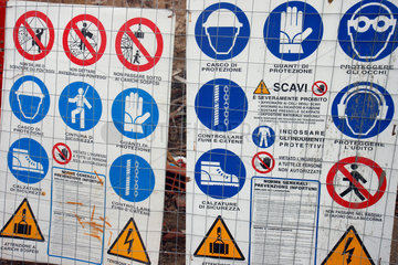 Oristano  Italien  Verbotsschilder an einer Baustelle