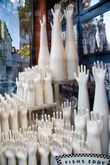 New York City  USA  Porzellan-Modelle fuer die Herstellung von Latex-Handschuhen