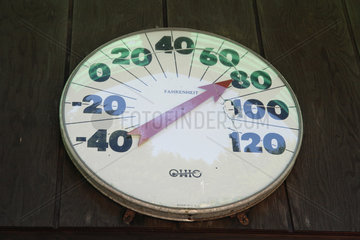 Bar Harbor  USA  Thermometer im Schatten zeigt fast 80 Grad Fahrenheit an