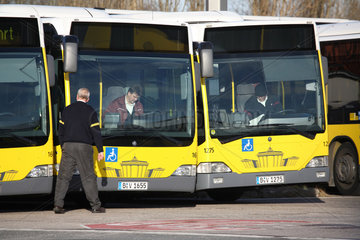 Berlin  Deutschland  abgestellte BVG-Busse im Betriebshof