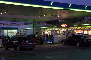 Karlsbad  Tschechische Republik  eine OMV-Tankstelle
