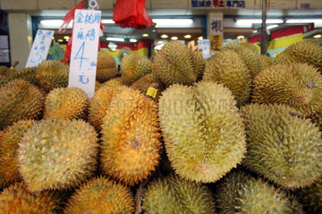 Macau  China  Durian-Fruechte auf einem Marktstand