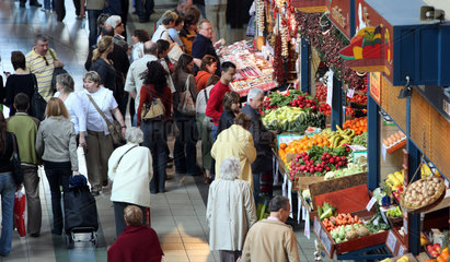 Budapest  Ungarn  Menschen in der Markthalle Nagy Vasarcsarnok