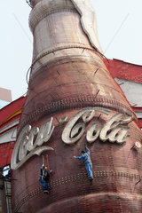 Shanghai  Monteure an einer Coca-Cola-Werbung