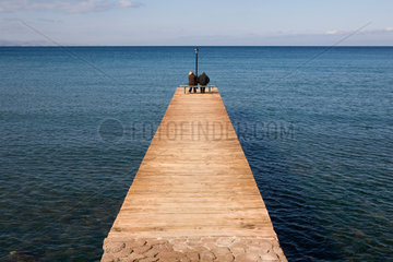 Molivos  Griechenland  Paar auf einem Holzsteg am Meer