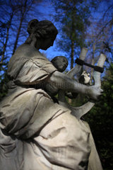 Berlin  Deutschland  Skulptur mit zwei Frauen  die Harfe spielen  im Tiergarten