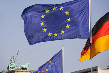 Berlin  Europafahne neben dem Brandenburger Tor