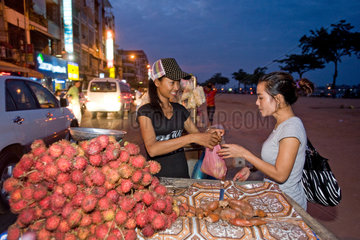 Phnom Penh  Kambodscha  eine junge Frau kauft Obst an einem Obststand