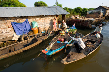 Chong Kneas  Kambodscha  Longtailboote im schwimmenden Dorf Chong Kneas