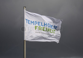 Berlin  Deutschland  Flagge der Tempelhofer Freiheit  dahinter Gewitterwolken
