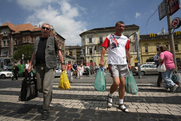 Maenner mit Einkaufstueten in Budapest
