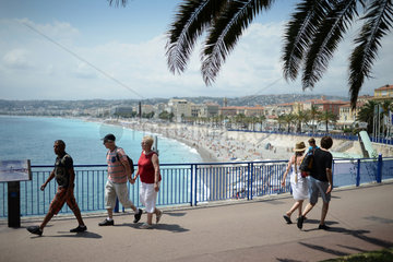 Nizza  Frankreich  Passanten vor der Promenade des Anglais