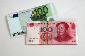 100-Euroscheine und 100-Renminbi-Yuanscheine