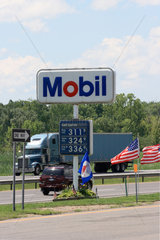Warners  USA  Tankstellenschild auf dem Mittelstreifen eines Highways