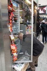 New York City  USA  Mann an einem Strassenkiosk