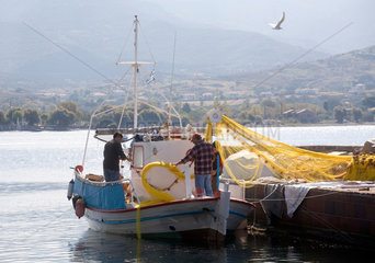 Molivos  Griechenland  Fischer bei der Arbeit