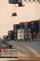 Hamburg  Deutschland  Containerschiff wird am Terminal Burchardkai entladen