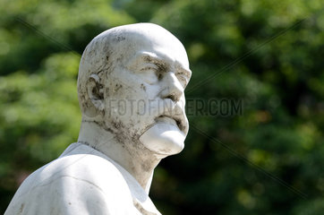 Berlin  Deutschland  Denkmal des Medizin-Nobelpreistraegers Robert Koch