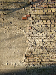 Berlin  Deutschland  Mauerwerk unter abgeplatztem Putz an einer Fassade